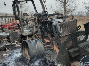 На Донетчине в поле взорвался трактор: внутри находился водитель