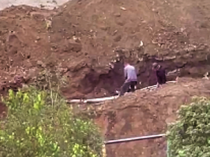 В Мариуполе неизвестные с топором орудовали в яме с трубами