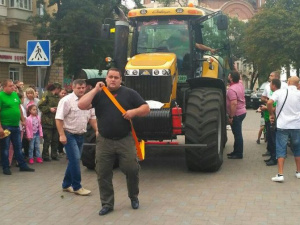 Александр Лашин на спортивном празднике в Мариуполе протянул 16-тонный трактор (ФОТО+ВИДЕО)