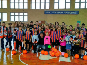 Дарио Срна провел тренировку и раздал подарки юным мариупольцам (ФОТОФАКТ)