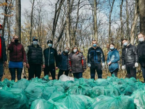 Отходы «захватили» лес: из популярного места отдыха мариупольцев вывезли 70 мешков мусора