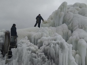 Ледяной «дворец» вырос на месте магистрального водовода на Донбассе (ФОТО)