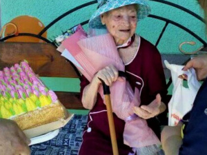 «На курорте» под Мариуполем чествовали 100-летнюю модницу-долгожительницу