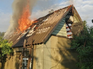 В частном секторе Мариуполя вспыхнул пожар