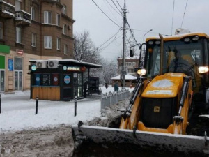 Снегопад «активировал» коммунальщиков всех подразделений Мариуполя (ФОТО)
