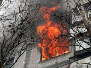 В Мариуполе на пожаре в высотке погибла женщина