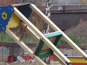В центре Мариуполя снесли детский городок, чтобы обрадовать жителей пятиэтажки (ФОТО)
