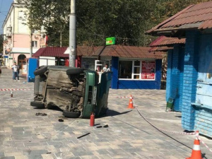 В Мариуполе автомобиль перевернулся от столкновения, есть пострадавший (ФОТОФАКТ)