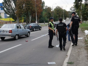 Переходил дорогу: в Мариуполе мужчина попал под колеса автомобиля (ФОТО)