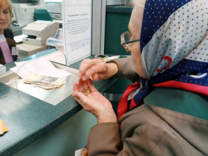 В Донбассе переселенцы начали получать первые электронные пенсионные удостоверения