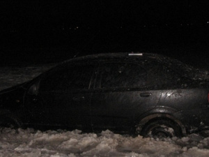 В Донецкой области Chevrolet упал в озеро