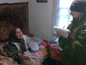 В Донецкой области сын бросил голодную мать в доме без отопления