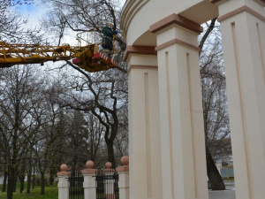 В Городском саду Мариуполя реставрируют арку и ремонтируют аттракционы (ФОТО)