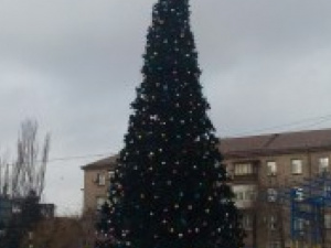 В Кальмиусском районе уже установили новогоднюю елку