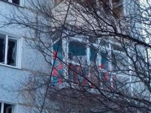 В Красногоровке под обстрел попала жилая многоэтажка (ФОТО)