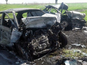 В лобовом столкновении авто на Донетчине в горящих автомобилях погибли три человека (ФОТО)