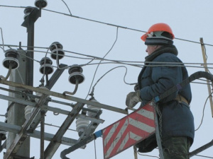 В Мариуполе 7 бригад электриков ликвидируют порывы  линий электропередачи