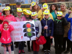 В Мариуполе дети призвали взрослых соблюдать правила дорожного движения