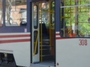 В Мариуполе мэр прокатился на новом трамвае с кондиционером (ФОТО)