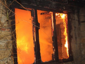 В Мариуполе мужчина едва не погиб во время пожара в частном доме