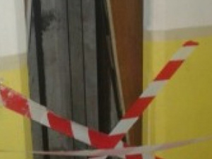 В Мариуполе мужчина покалечился, пытаясь выбраться из застрявшего лифта