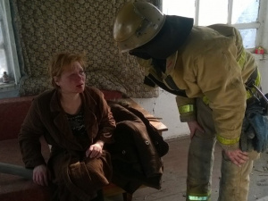 В Мариуполе на чердаке горящего дома нашли женщину без сознания (ФОТО)