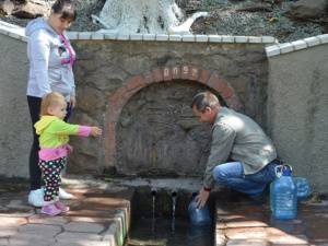 В Мариуполе обновили родник парка Петровского (ФОТО)