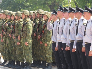 В Мариуполе полицейские организовали флешмоб, парад и выставку оружия (ФОТО+ВИДЕО)