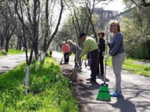 Большая уборка: в Мариуполе высадили почти 1500 деревьев и убрали 56 свалок 