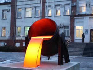 В Мариуполе появилась инсталляция стального конвертерного ковша (ФОТО)