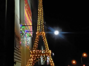 В Мариуполе появилась светящаяся Эйфелева башня (ФОТОФАКТ)