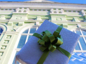 В Мариуполе призвали отбирать подарки у коммунального учреждения