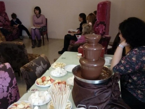 В Мариуполе с драконами и шоколадным фонтаном читают на украинском (ФОТО)