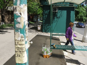 В Мариуполе спецподразделение вышло на борьбу с незаконными расклейщиками объявлений (ФОТОФАКТ)