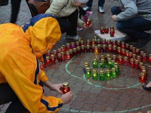 В Мариуполе в память о погибших во Второй мировой зажгли лампады (ФОТО)