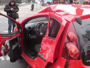 В Мариуполе военный автомобиль врезался в «Пежо» - пострадала девушка (ФОТО+ВИДЕО)