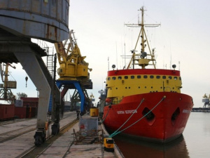 В Мариупольском порту после ремонта испытали 62-летний ледокол 