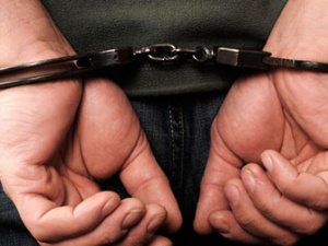 В Покровске полиция поймала рецидивиста, срывающего с девушек золотые цепочки
