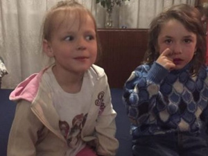 В полиции просят помочь девочкам, которые потеряли родителей при обстреле Авдеевки