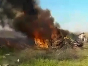 В сети появилось видео с места взрыва военного автомобиля под Мариуполем