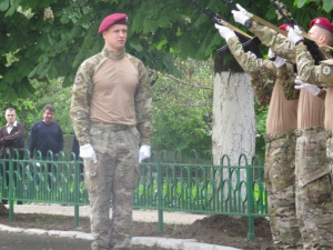 В центре Мариуполя раздались залпы из автоматов в честь погибших 9 мая 2014 года (ФОТО+ВИДЕО)