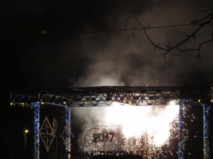 Зажигаем! В центре Мариуполя вспыхнул каскад вращающихся фейерверков (ФОТО+ВИДЕО)
