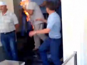 В здании Минэнергоугля шахтер предпринял попытку самосожжения