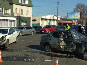 Жуткое ДТП в Мариуполе с участием такси: столкнулись два автомобиля (ФОТО)