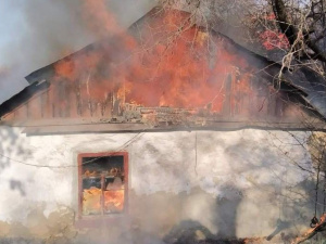 В Мариуполе из горящего дома вынесли мужчину (ФОТО)