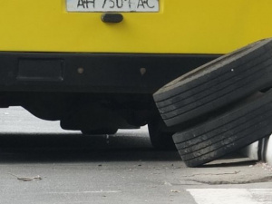 В Мариуполе маршрутка «посеяла» колёса на ходу? (ФОТОФАКТ+ДОПОЛНЕНО)