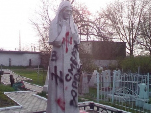 Вандалы бесчинствовали на кладбище Мариуполя (ФОТО)