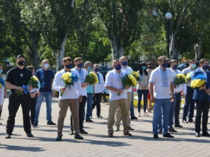 В вышиванке и на дистанции: в Мариуполе прошел митинг ко Дню Конституции (ФОТО)