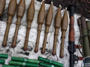 На Донетчине у дороги нашли шесть мешков с боеприпасами