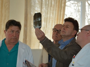 Ведущие украинские врачи осмотрели пациентов в Мариуполе (ФОТО)